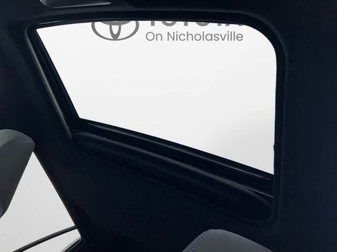 Used 2024 Toyota RAV4 SE w/ Convenience Package image 27