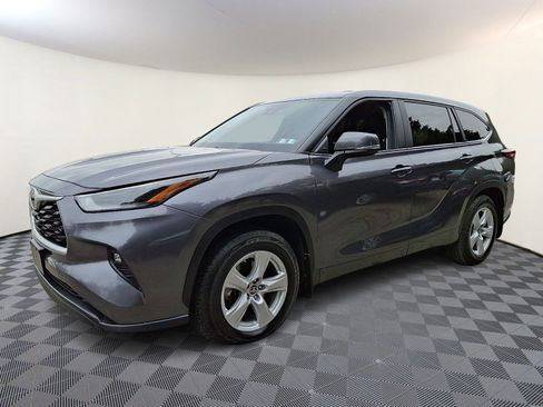 Used 2024 Toyota Highlander LE AWD/4WD image 3