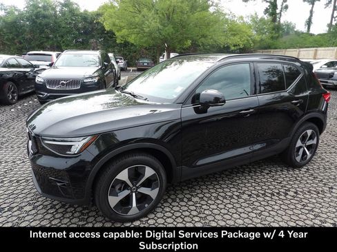Certified 2024 Volvo XC40 B5 Plus w/ Climate Package AWD/4WD image 4
