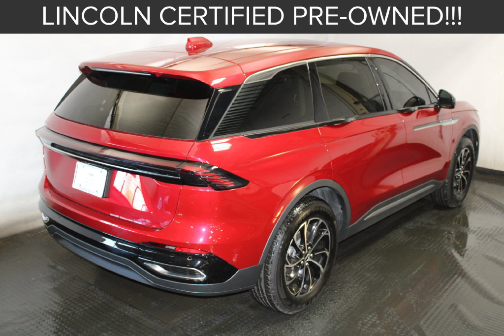 Used 2025 Lincoln Nautilus Premier AWD/4WD image 4