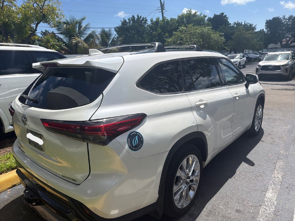 Used 2021 Toyota Highlander Limited FWD image 2