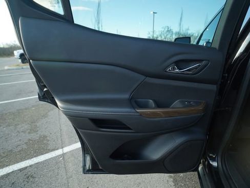 Used 2023 GMC Acadia SLE w/ Driver Convenience Package image 15