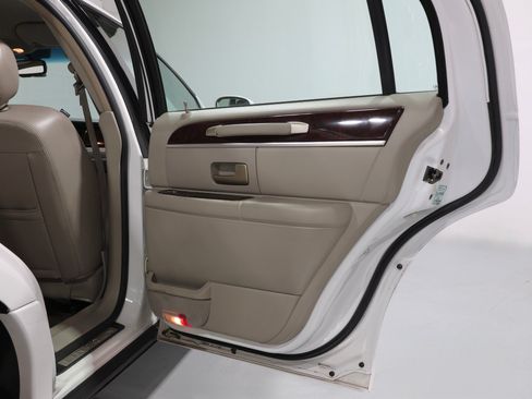 Used 2008 Lincoln Town Car Signature Limited RWD image 47