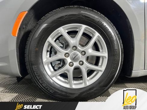 Used 2022 Chrysler Pacifica Touring-L FWD image 32