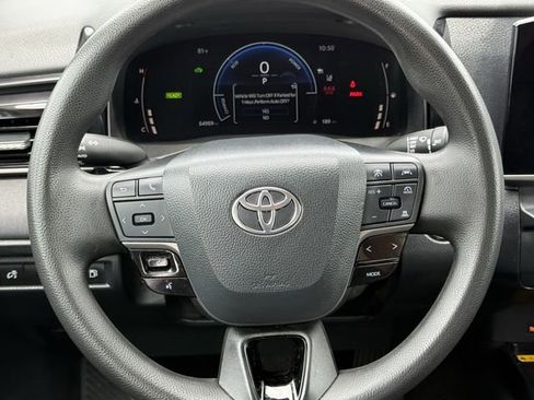 Used 2025 Toyota Camry SE FWD image 10