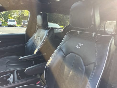 Used 2025 Chrysler Pacifica Limited FWD image 14