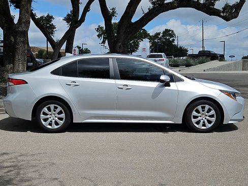 Used 2025 Toyota Corolla LE FWD image 6