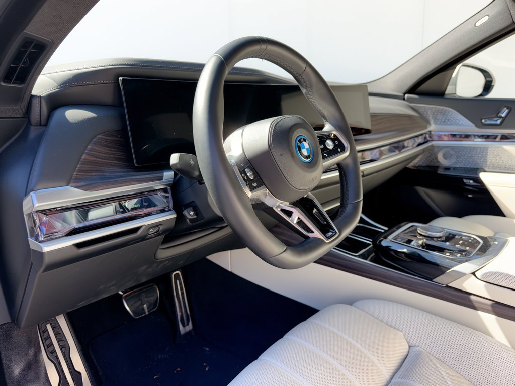 Used 2024 BMW i7 xDrive60 w/ Premium Package AWD/4WD image 4