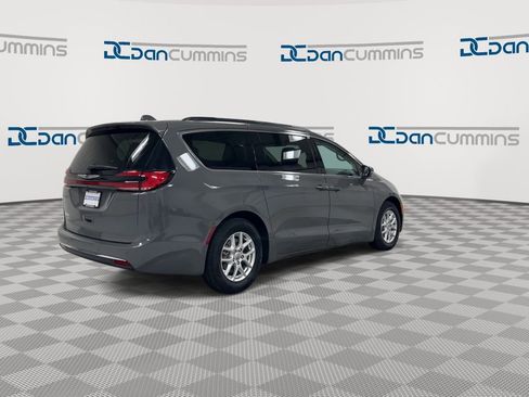 Used 2022 Chrysler Pacifica Touring-L image 8