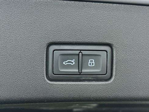 Used 2022 Audi Q4 e-tron Prestige image 32