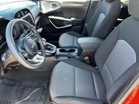 Used 2025 Kia Soul LX image 18