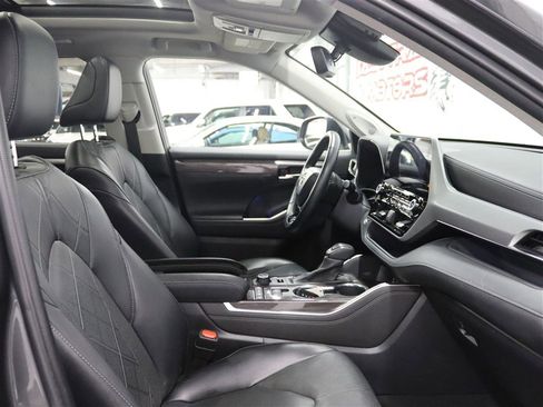Used 2022 Toyota Highlander Platinum AWD/4WD image 30