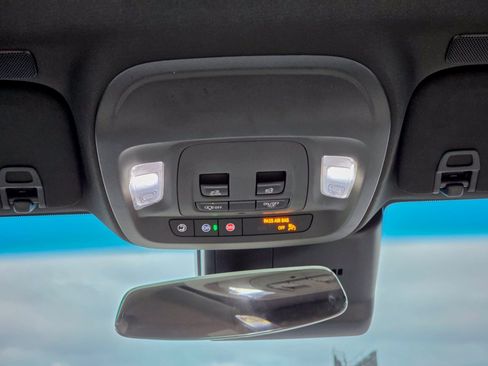 Used 2025 Cadillac CT4 Luxury image 34