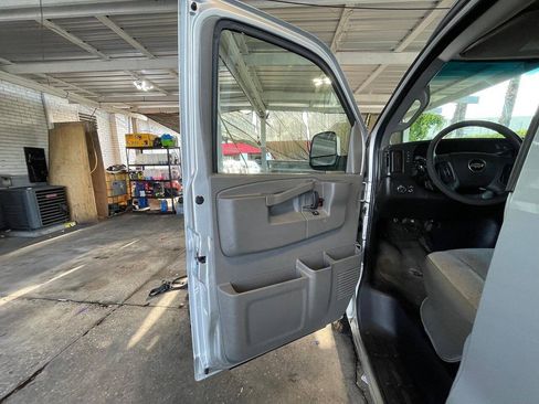 Used 2017 Chevrolet Express 3500 LT w/ LT Preferred Equipment Group RWD image 7