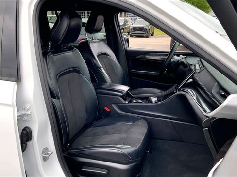 Used 2022 Jeep Grand Cherokee Altitude image 9