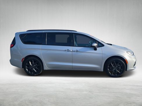 Used 2023 Chrysler Pacifica Touring-L w/ S Appearance Package image 2