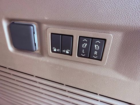 Used 2023 GMC Yukon Denali image 16