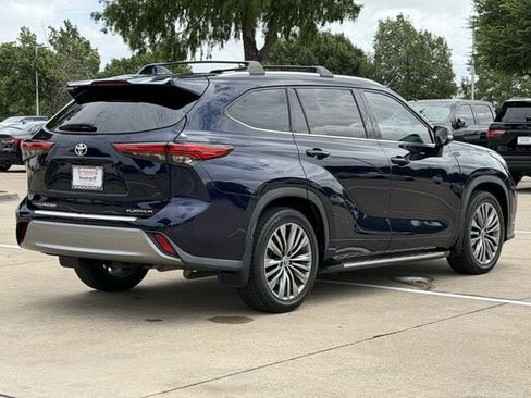 Used 2021 Toyota Highlander Platinum FWD image 4