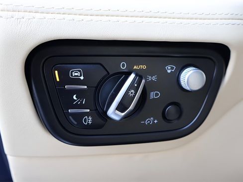 Certified 2021 Bentley Bentayga image 23