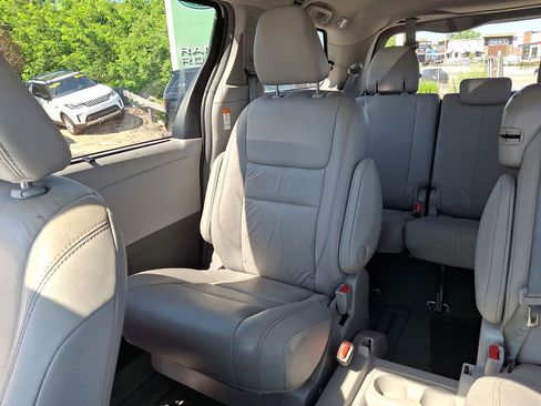 Used 2019 Toyota Sienna XLE w/ XLE Navigation Package FWD image 12