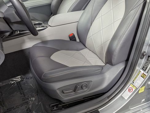 Used 2019 Toyota Camry XLE w/ Navigation Package image 17