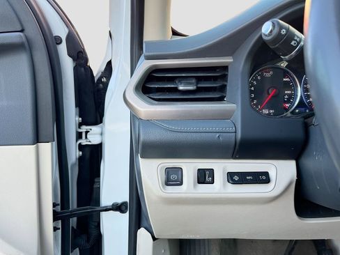 Used 2022 GMC Acadia Denali w/ Denali Ultimate Package image 10