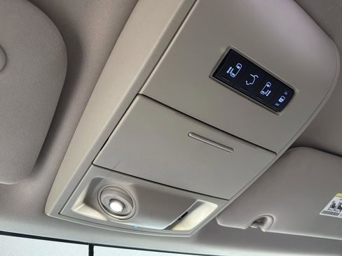 Used 2016 Chrysler Town & Country Touring image 23