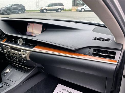 Used 2013 Lexus ES 300h image 18
