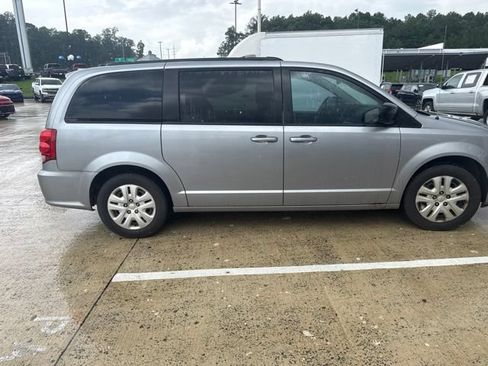 Used 2018 Dodge Grand Caravan SE FWD image 19