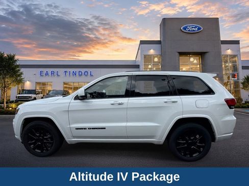 Used 2018 Jeep Grand Cherokee Altitude AWD/4WD image 5