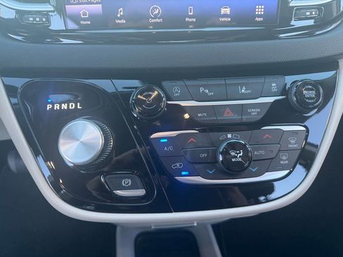 Used 2023 Chrysler Pacifica Touring-L image 20