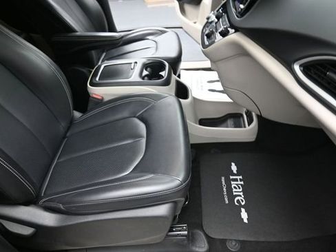 Used 2023 Chrysler Pacifica Touring-L FWD image 27