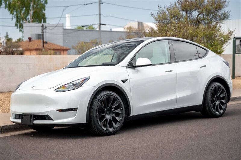 Used 2022 Tesla Model Y Long Range AWD/4WD image 1