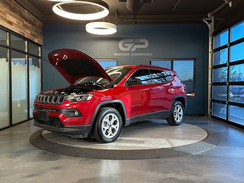 Used 2025 Jeep Compass Latitude AWD/4WD image 24