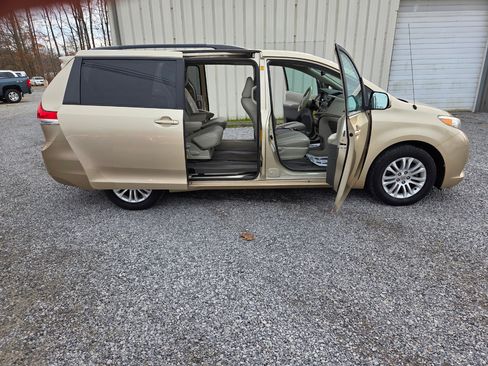 Used 2011 Toyota Sienna XLE image 8