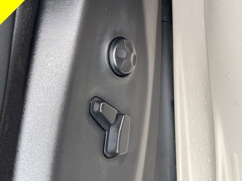 Used 2024 Chrysler Pacifica Touring-L image 20