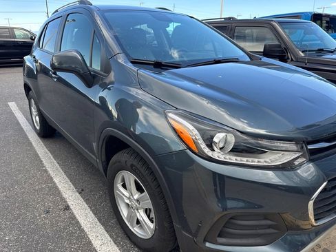 Used 2022 Chevrolet Trax LT w/ Premium Seat Package AWD/4WD image 1