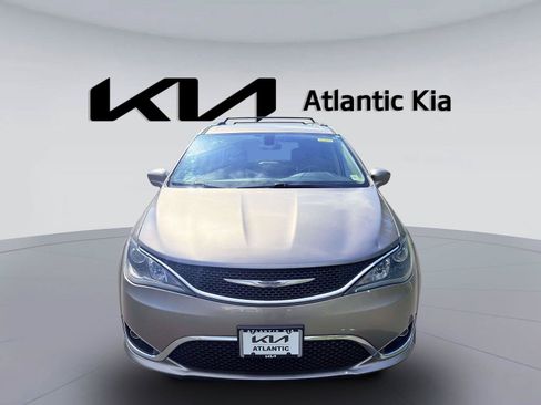 Used 2017 Chrysler Pacifica Touring-L Plus FWD image 2