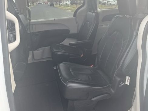 Used 2019 Chrysler Pacifica Limited image 30