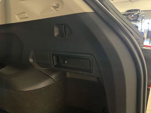 Used 2021 Volkswagen Tiguan SE FWD image 35