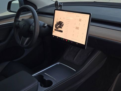 Used 2023 Tesla Model Y Long Range image 23