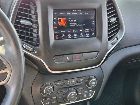 Used 2019 Jeep Cherokee Latitude Plus w/ Cold Weather Group AWD/4WD image 20