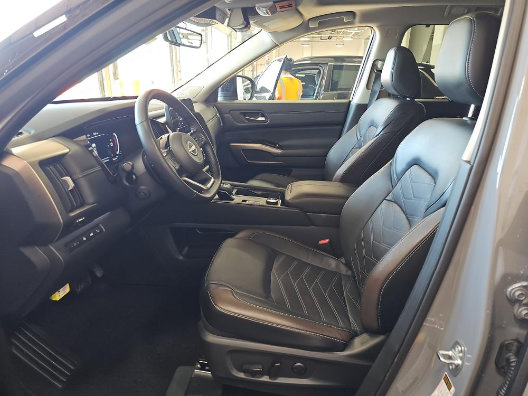 Used 2024 Nissan Pathfinder Platinum AWD/4WD image 3