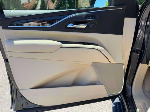 Used 2021 Cadillac Escalade Premium Luxury AWD/4WD image 18