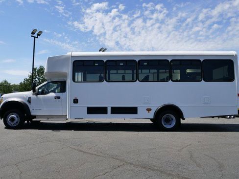 Used 2017 Ford F550 2WD Regular Cab Super Duty image 4