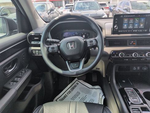 Used 2025 Honda Pilot Elite image 13