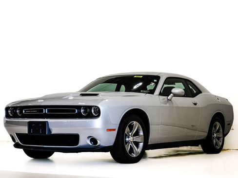 Used 2019 Dodge Challenger SXT RWD image 3