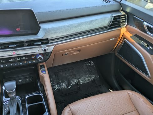 Certified 2025 Kia Telluride AWD image 18