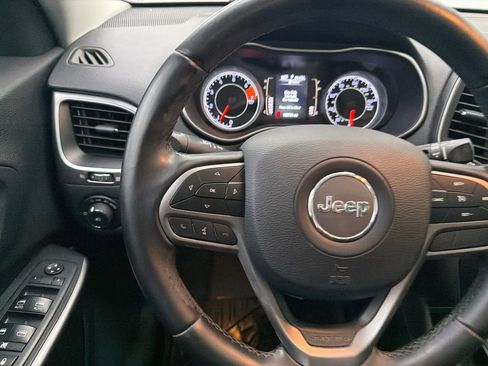 Used 2019 Jeep Cherokee Latitude Plus w/ Comfort/Convenience Group FWD image 26