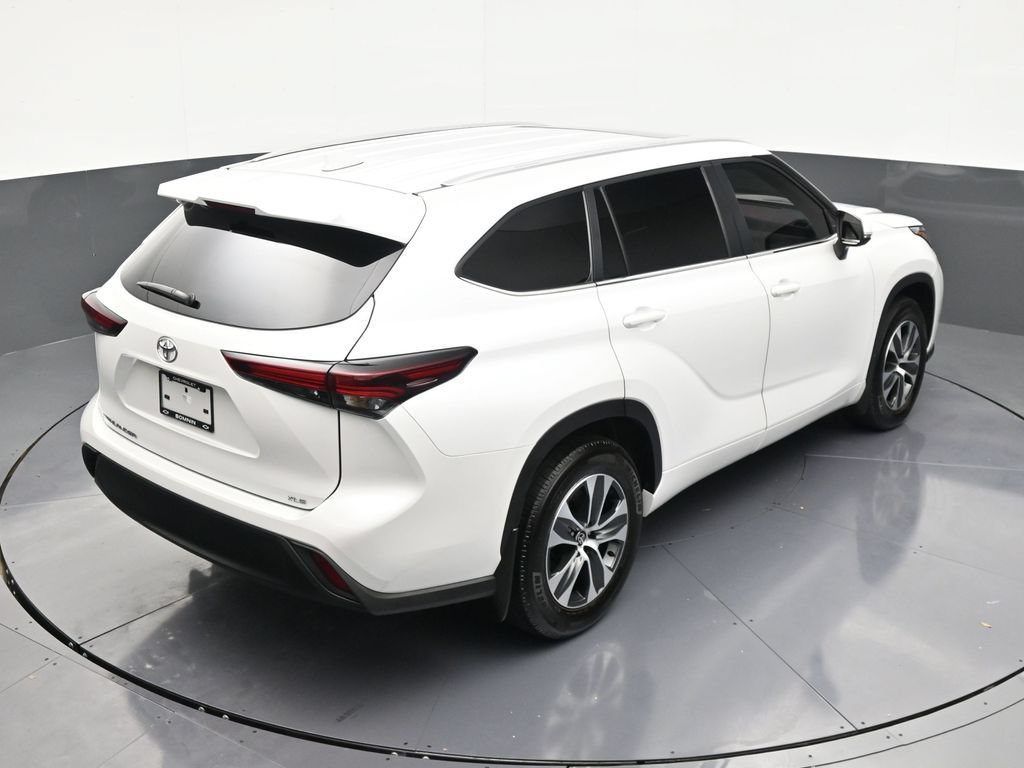 Used 2025 Toyota Highlander XLE FWD image 17